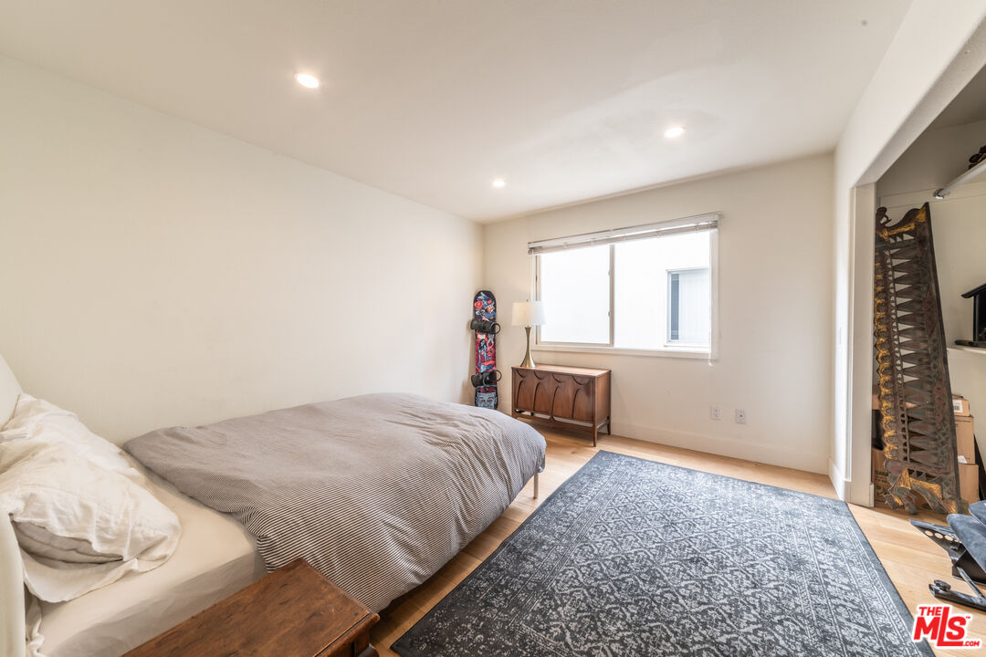 29 Lighthouse Street, Unit 3PH Venice, CA 90292 - Photo 17 of 25 a bedroom with a bed and a window