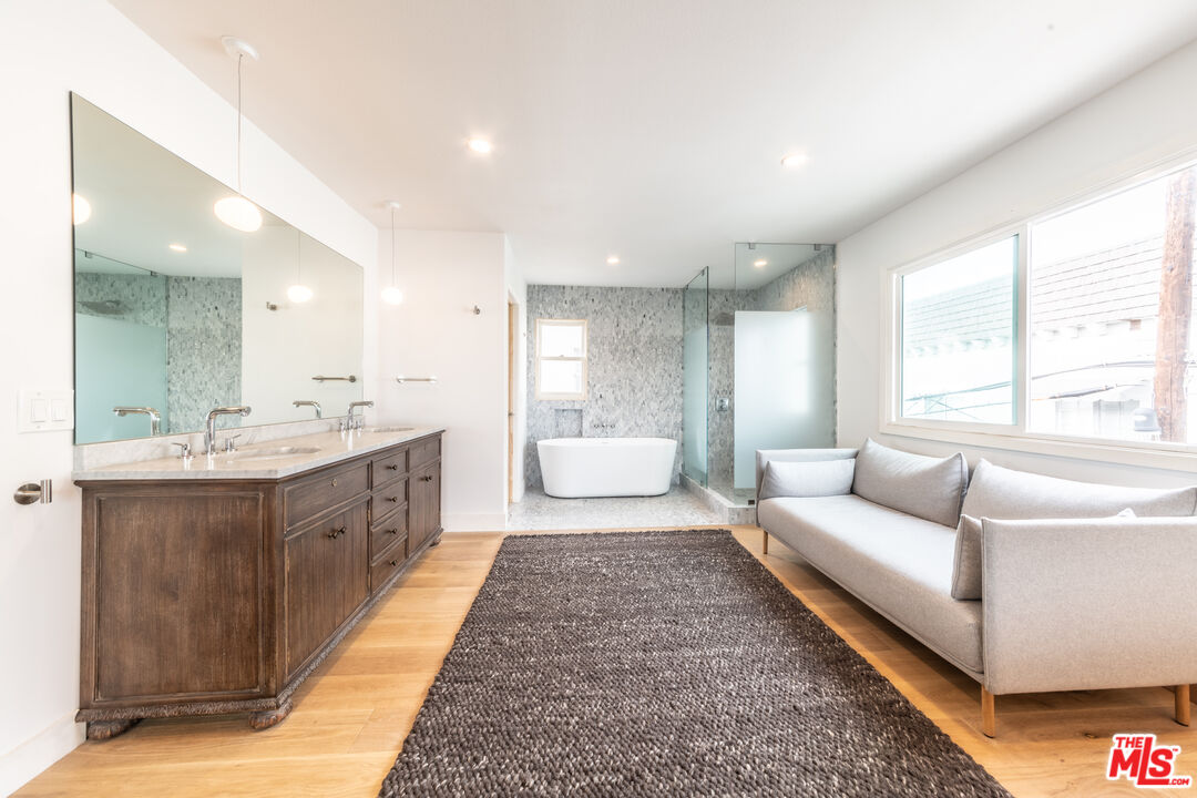 29 Lighthouse Street, Unit 3PH Venice, CA 90292 - Photo 10 of 25 a spacious bathroom with a double vanity sink and a bathtub