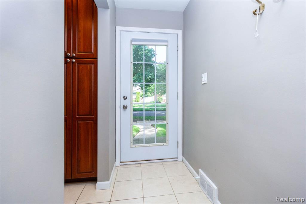 4237 Wakefield Road Berkley, MI 48072 - Photo 5 of 37