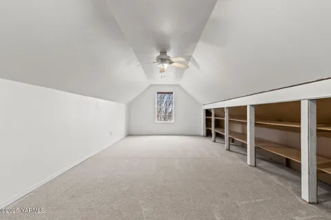 an empty room with a empty space