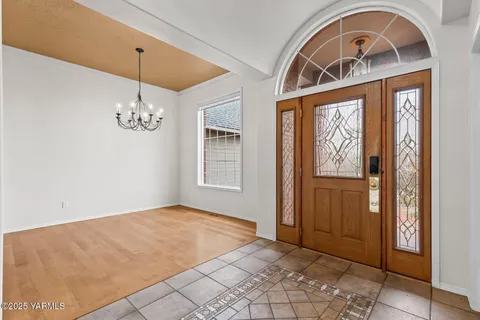 a view of an entryway with a livingroom