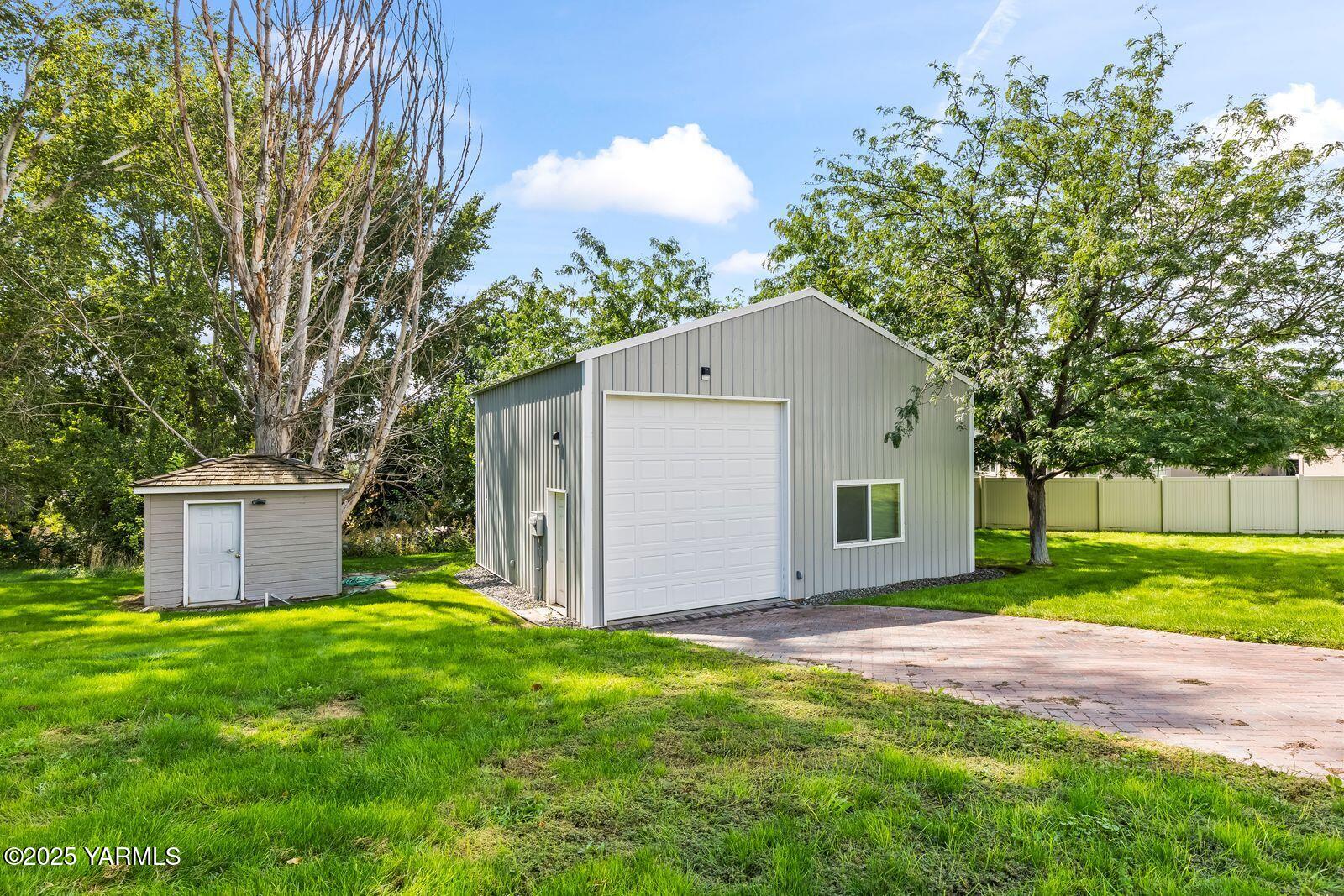 10709 Summitview Road Yakima, WA 98908 - Photo 9 of 32 a front view of house with yard and trees