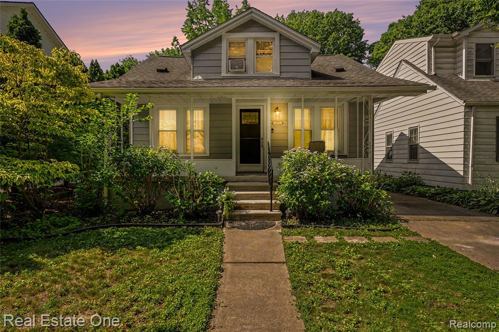 2073 Roslyn Road Grosse Pointe Woods, MI 48236 - Photo 3 of 30