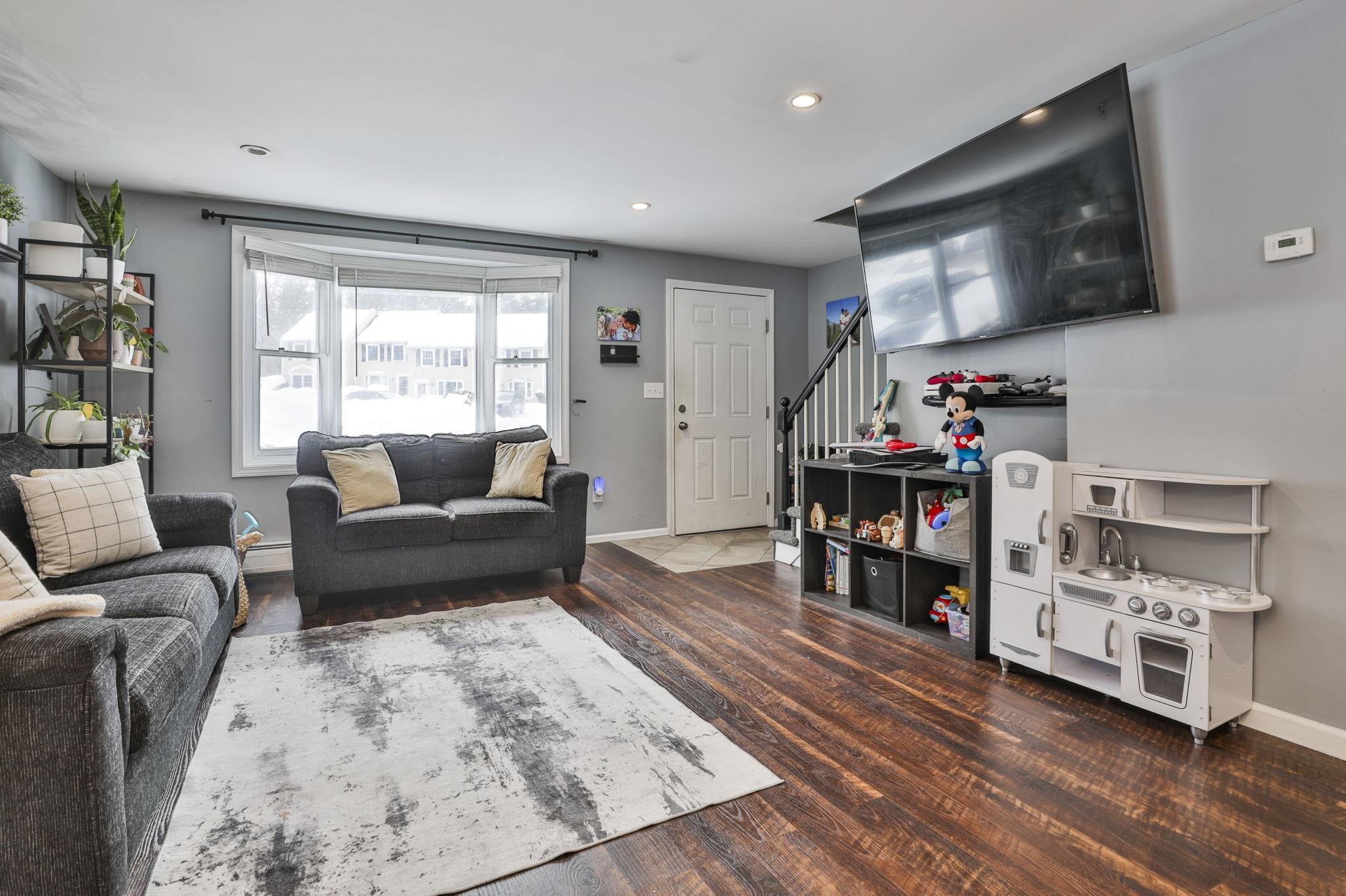 8 Franconia Drive Merrimack, NH 03054 - Photo 2 of 16