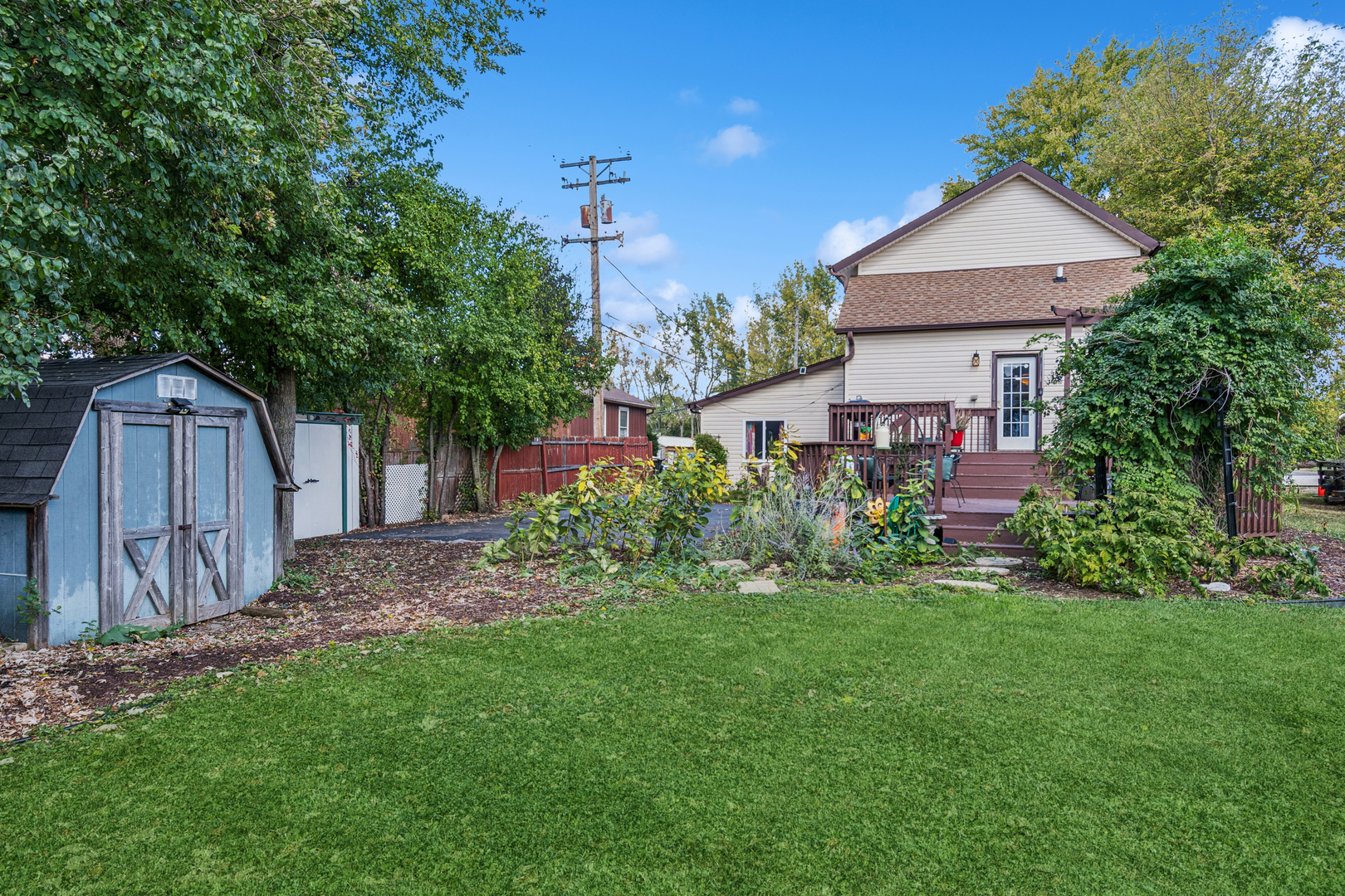 25W361 Doris Avenue Carol Stream, IL 60188 - Photo 19 of 25 a house with green field in front of it