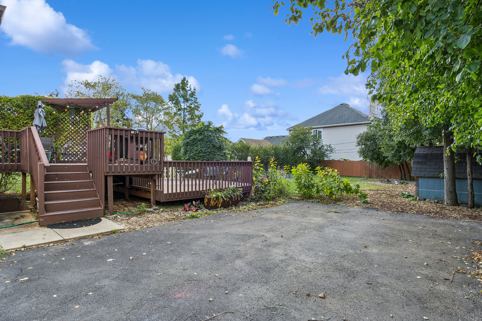 25W361 Doris Avenue Carol Stream, IL 60188 - Photo 20 of 25 a view of a house with wooden fence and a floor to ceiling window and wooden fence