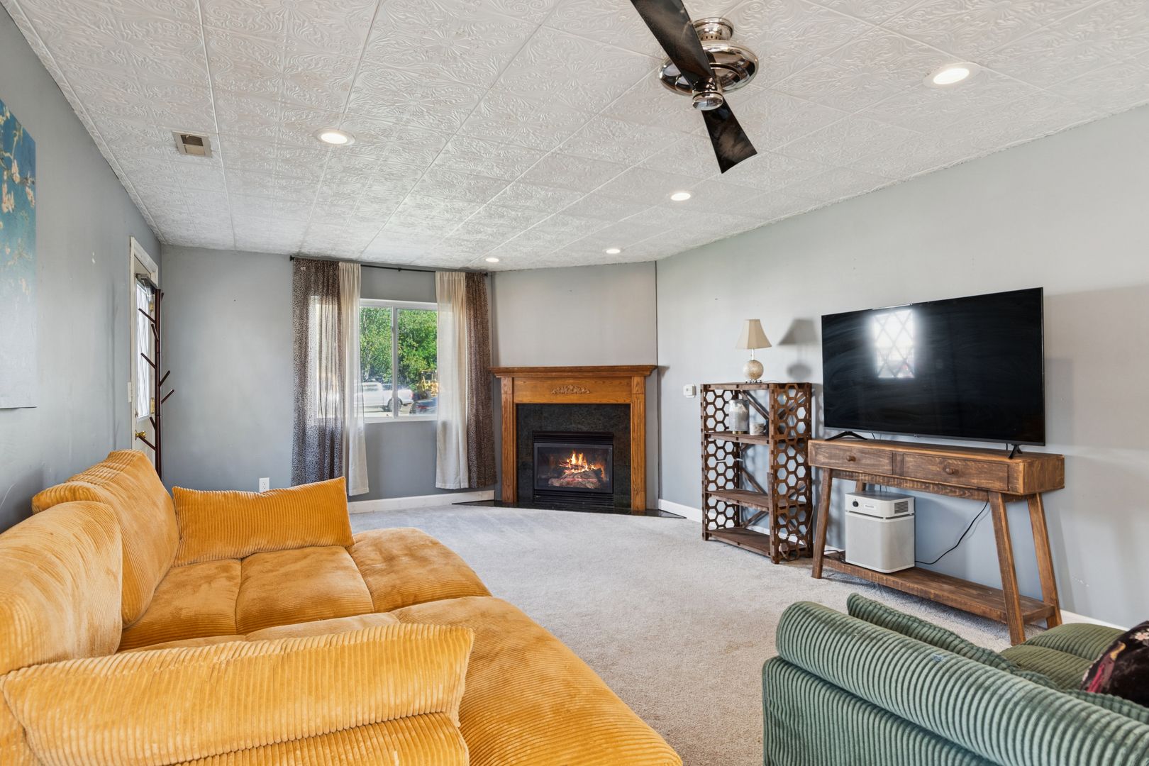25W361 Doris Avenue Carol Stream, IL 60188 - Photo 8 of 25 a living room with furniture and a flat screen tv