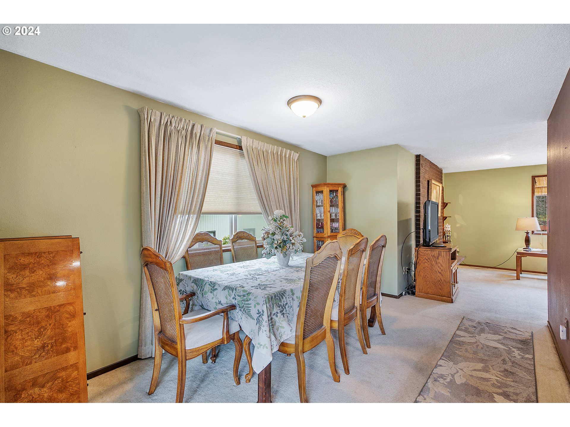 321 Northeast Scott Drive Gresham, OR 97030 - Photo 13 of 48 a dining room with furniture and window