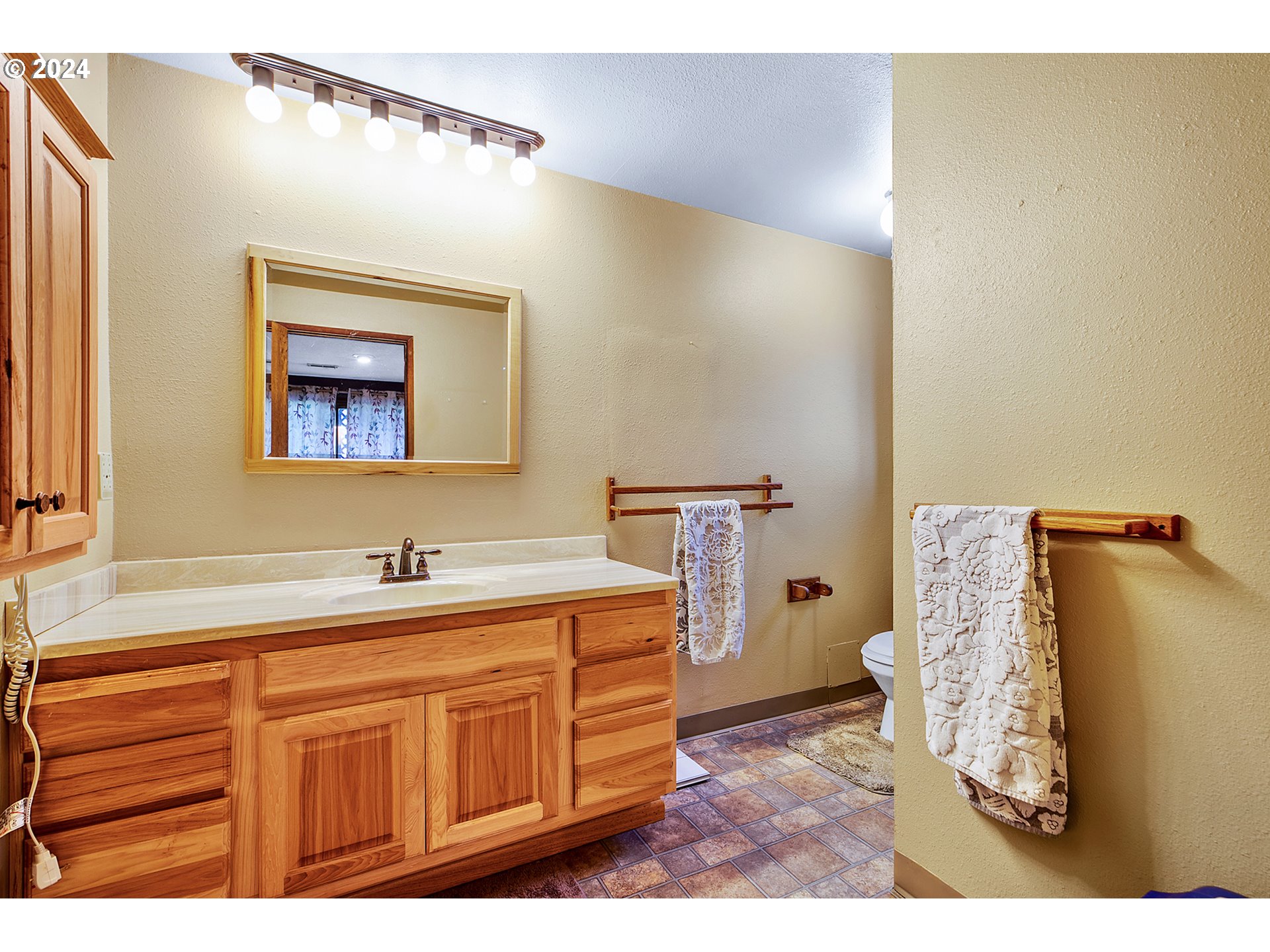 321 Northeast Scott Drive Gresham, OR 97030 - Photo 32 of 48 a bathroom with a sink and mirror