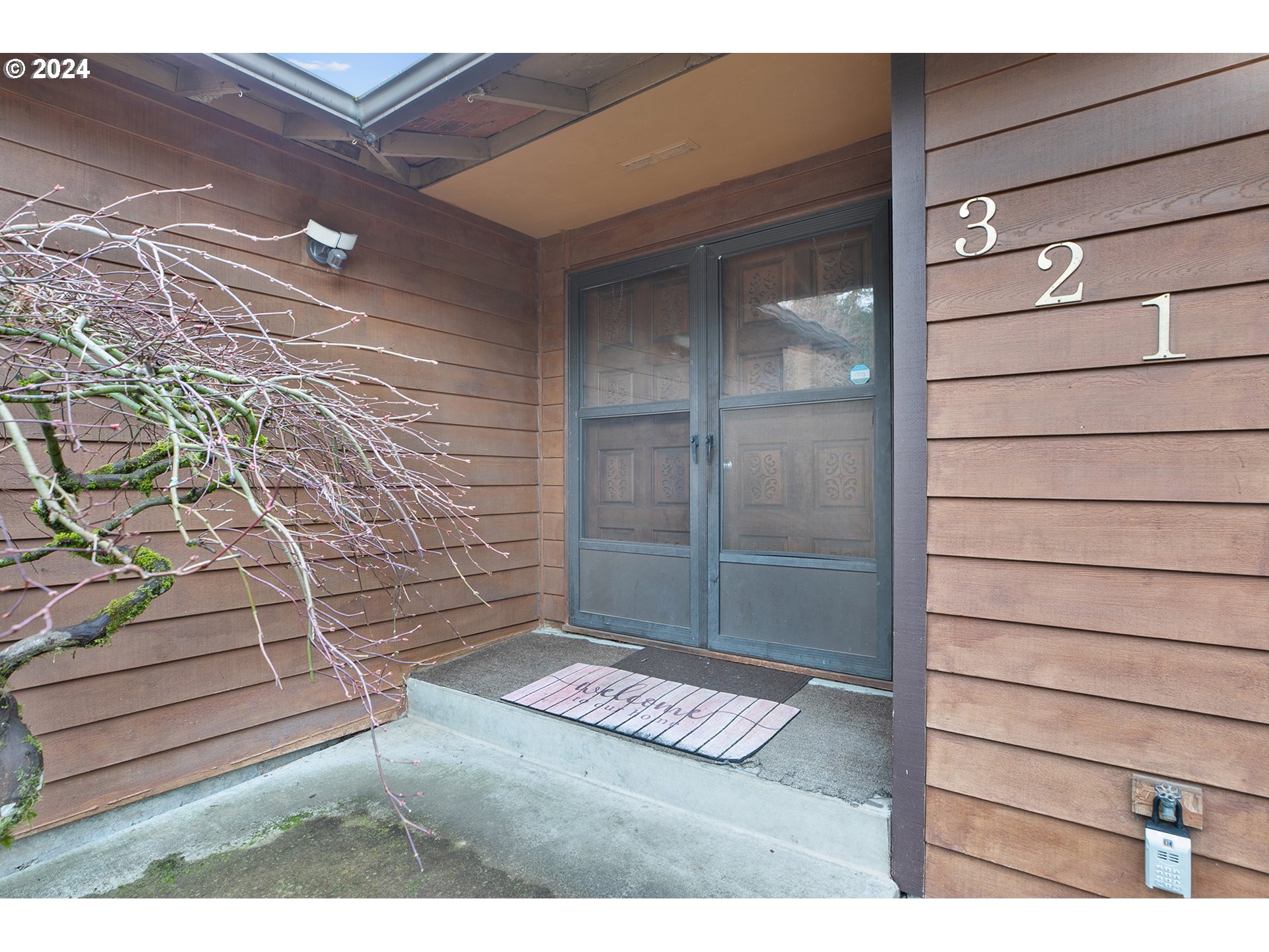 321 Northeast Scott Drive Gresham, OR 97030 - Photo 5 of 48 a view of wooden door