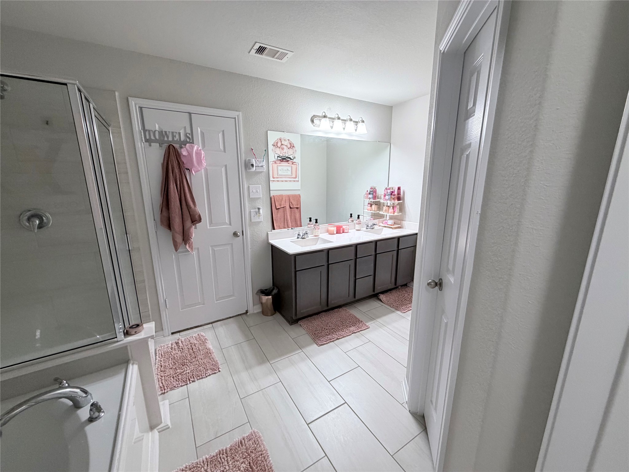 4303 Greeley Lane Rosenberg, TX 77471 - Photo 19 of 30 a room with a mirror and a sink