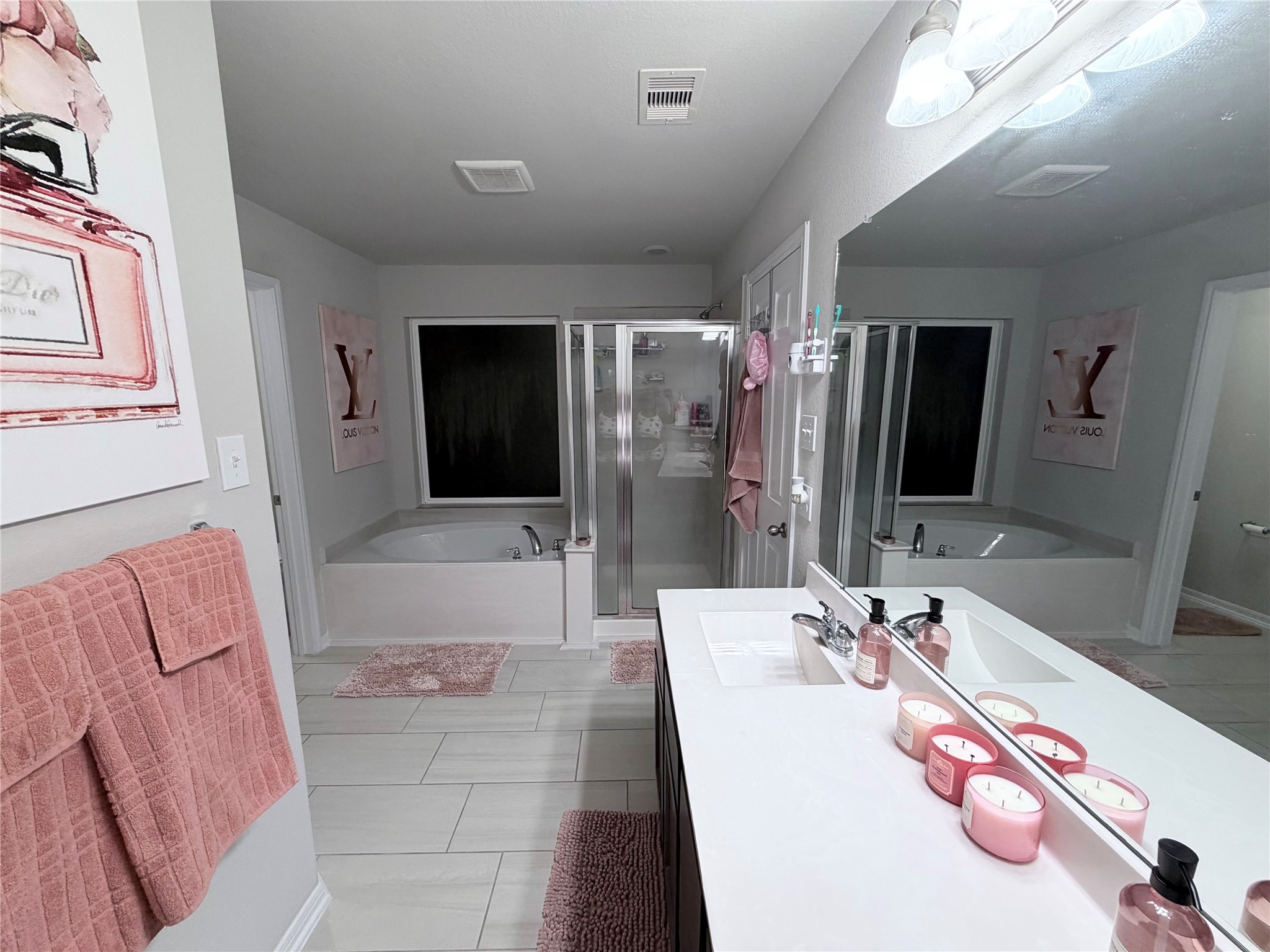 4303 Greeley Lane Rosenberg, TX 77471 - Photo 20 of 30 a bathroom with a bathtub sink and mirror