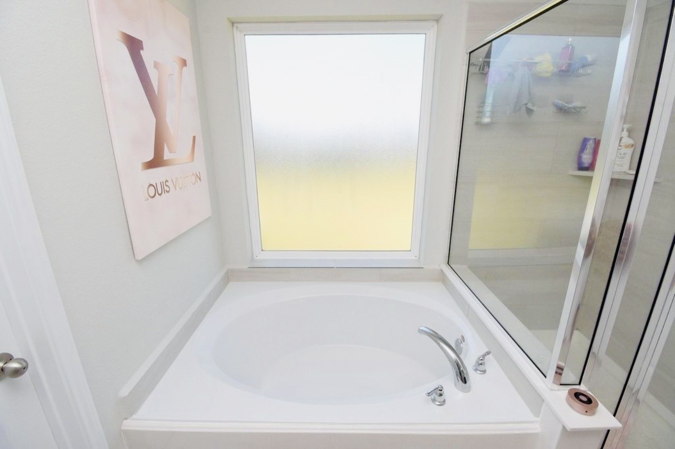 4303 Greeley Lane Rosenberg, TX 77471 - Photo 9 of 30 a bathroom with a bathtub