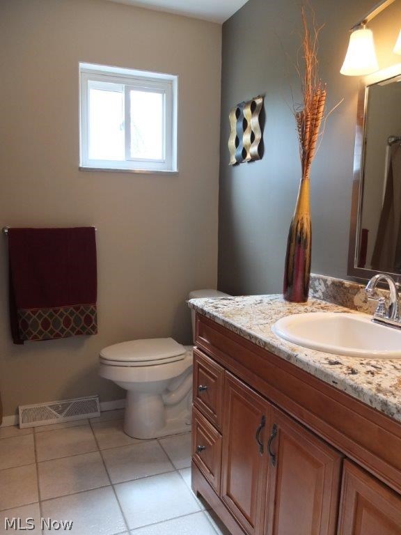 3352 Brenner Road Barberton, OH 44203 - Photo 10 of 16 Full bath on second level with solid surface countertop.