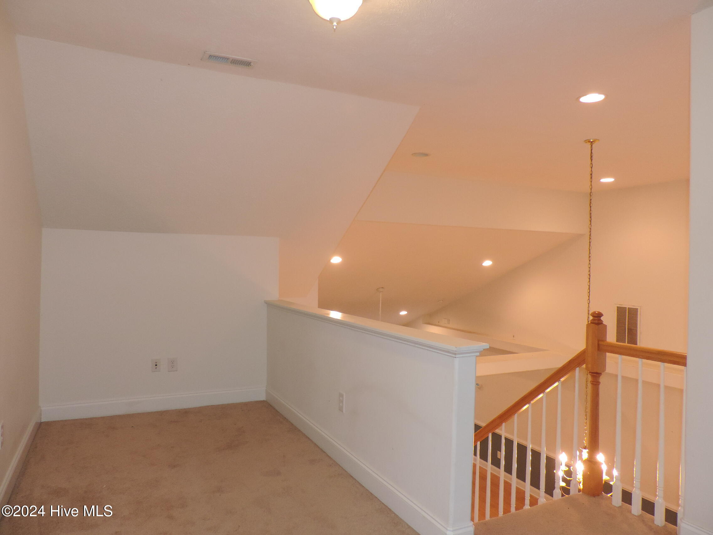 327 Neuchatel Road New Bern, NC 28562 - Photo 21 of 27 upstairs sitting area