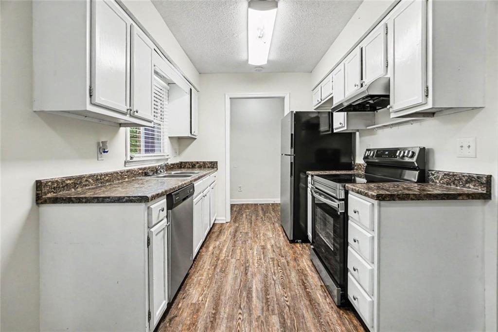19 Thomas Way Newnan, GA 30263 - Photo 3 of 15 a kitchen with stainless steel appliances granite countertop a refrigerator a stove and a sink