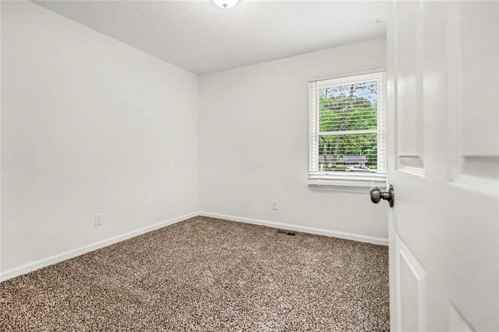 19 Thomas Way Newnan, GA 30263 - Photo 5 of 15 an empty room with a window