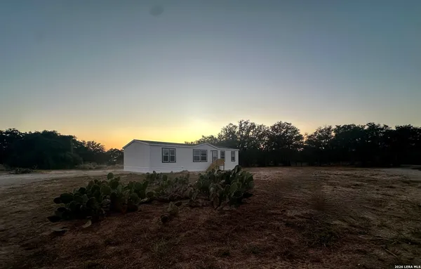 $2,200 | 5161 Cr302, Floresville, TX 78114