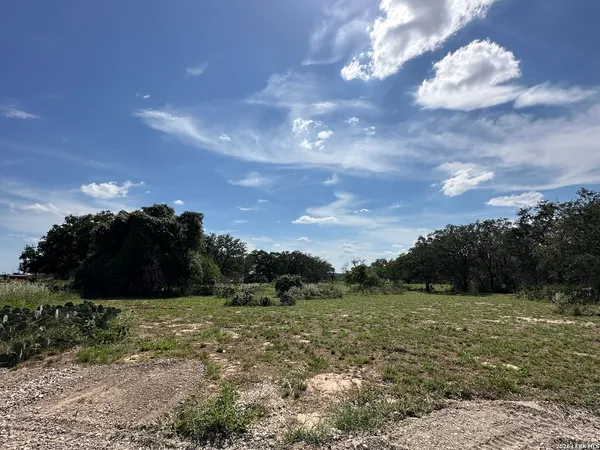 $2,200 | 5161 Cr302, Floresville, TX 78114
