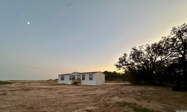 $2,200 | 5161 Cr302, Floresville, TX 78114