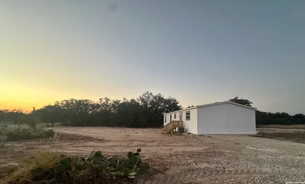 $2,200 | 5161 Cr302, Floresville, TX 78114