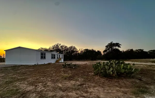 $2,200 | 5161 Cr302, Floresville, TX 78114