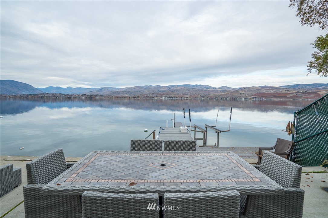 2720 South Lakeshore Road Chelan, WA 98816 - Photo 1 of 25 Gallery Image 1