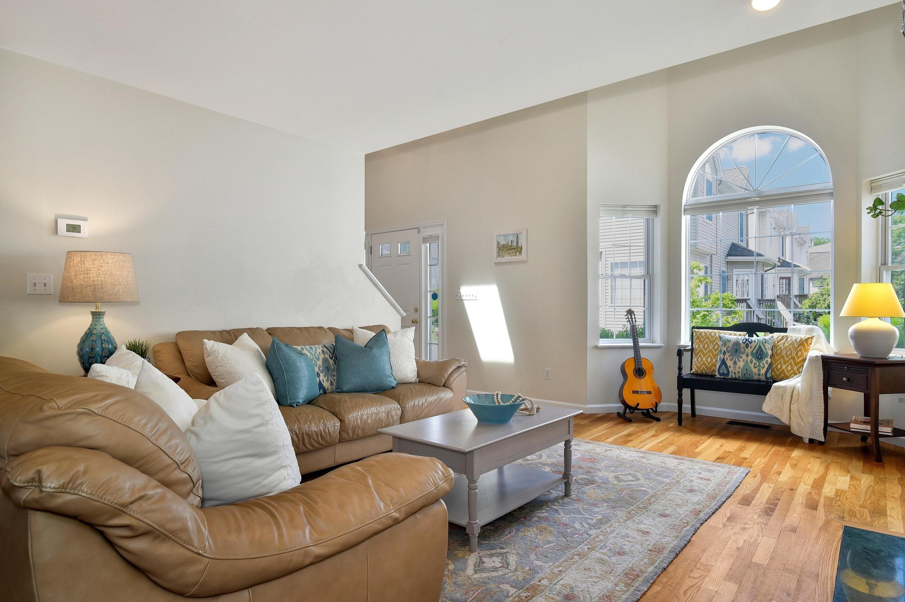 168 Colonial Road, Unit 10 Stamford, CT 06906 - Photo 6 of 27 a living room with furniture and wooden floor