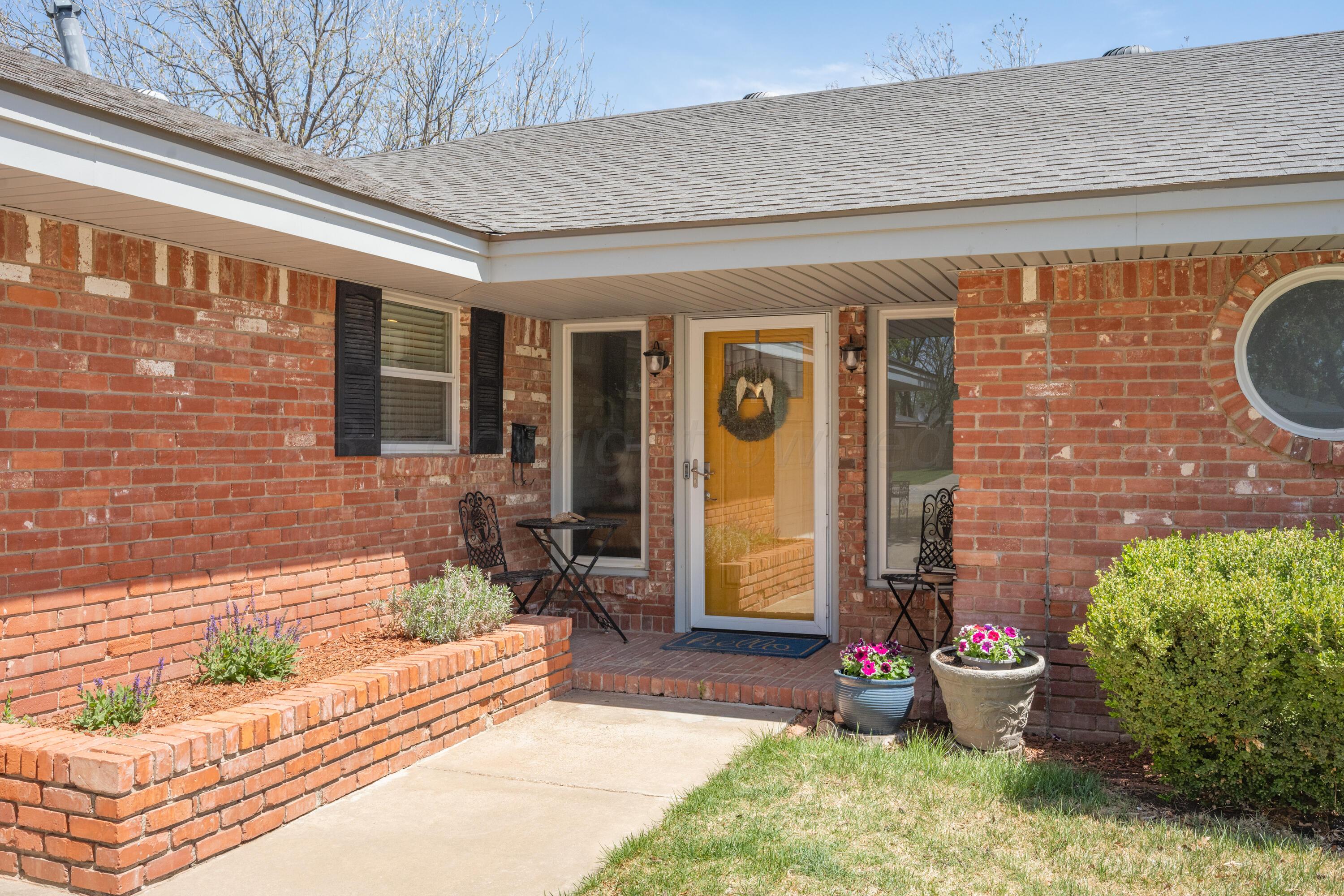 3313 Bedford Road Amarillo, TX 79106 - Photo 3 of 24 a view of a patio with chair and tables