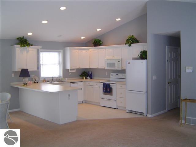 19239 Ridgeview Lane Lake Ann, MI 49650 - Photo 10 of 33 1742111-9.JPG