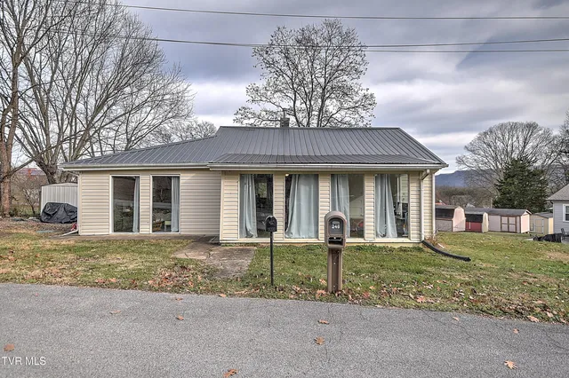 $199,600 | 252 Asheville Avenue, Mount Carmel, TN 37645
