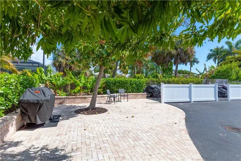 a view of a backyard