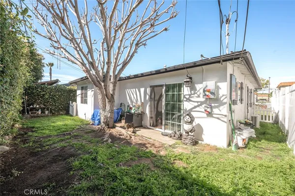 a view of a house with backyard and sitting area