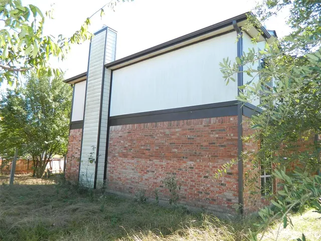 a view of a back yard