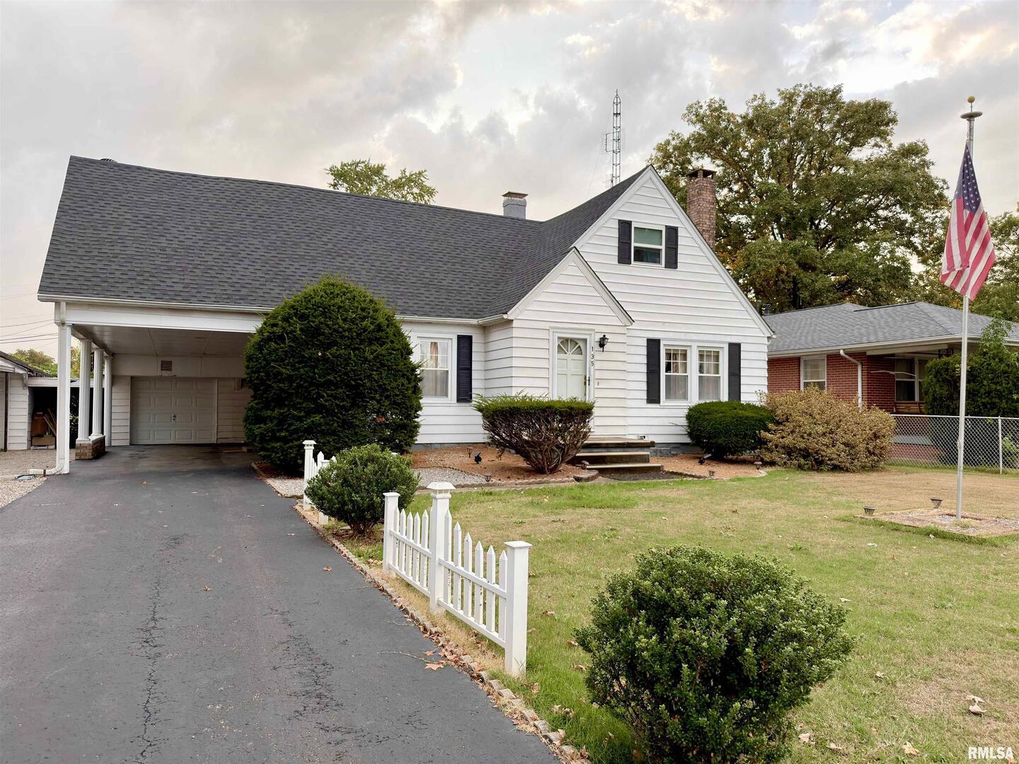 135 10th Street Carmi, IL 62821 - Photo 2 of 32