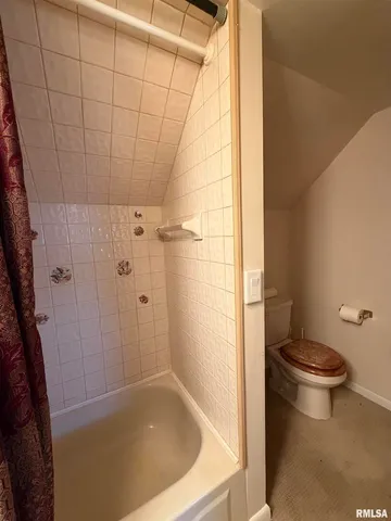 a view of empty room with a ceiling fan