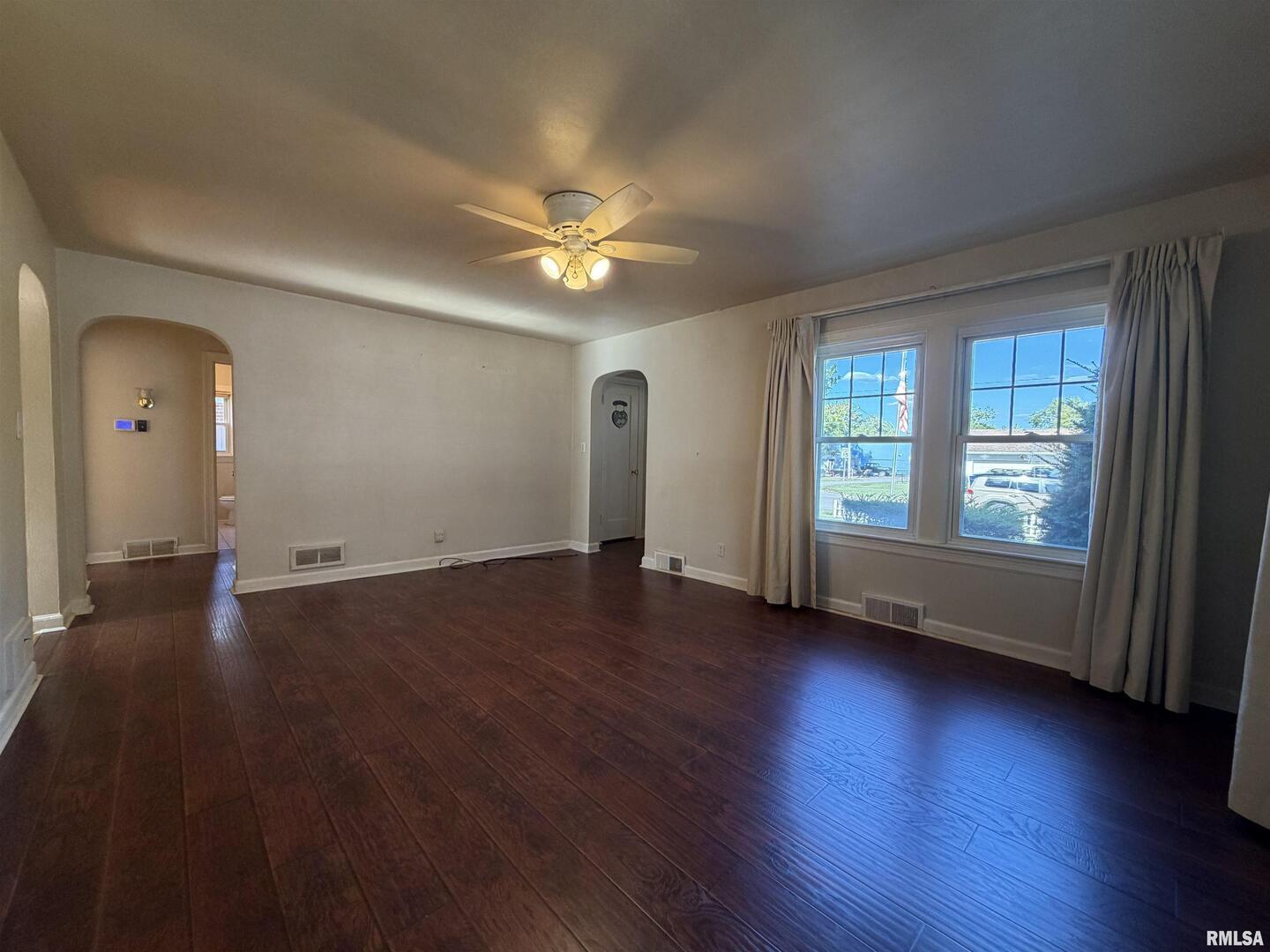 135 10th Street Carmi, IL 62821 - Photo 5 of 32