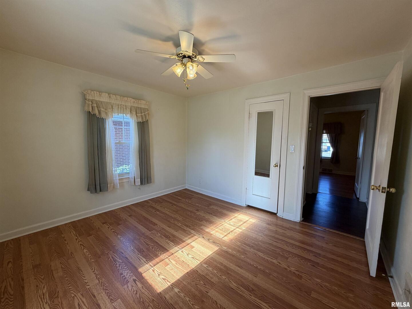 135 10th Street Carmi, IL 62821 - Photo 9 of 32