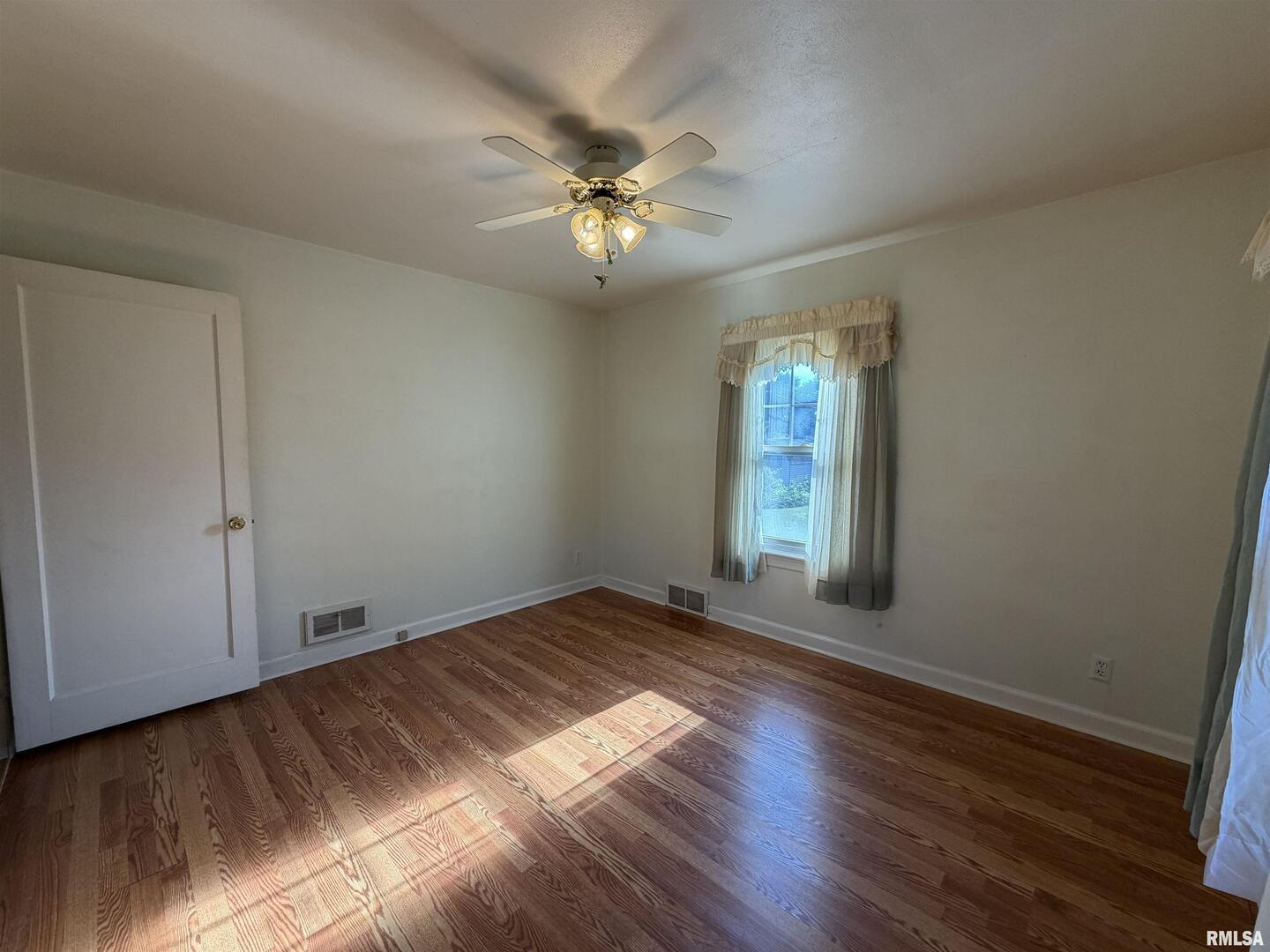 135 10th Street Carmi, IL 62821 - Photo 10 of 32