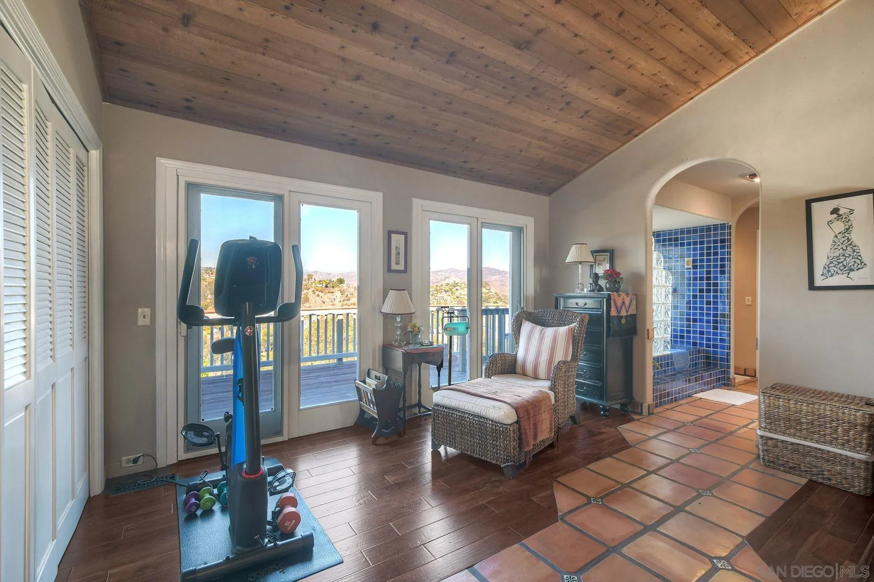 2848 Sunset Hills Escondido, CA 92025 - Photo 35 of 67 a living room with furniture