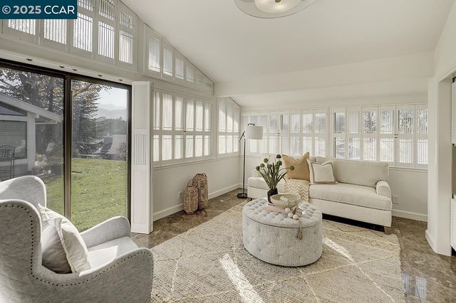 a view of a back yard