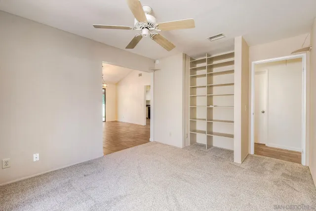 a view of empty room with a ceiling fan
