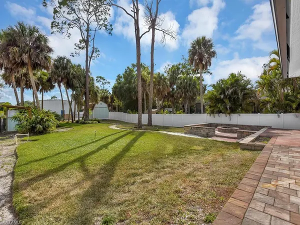 a view of a backyard