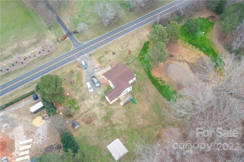 3701 Parkwood School Road Monroe, NC 28112 - Photo 8 of 36 a close up of a vase of flowers