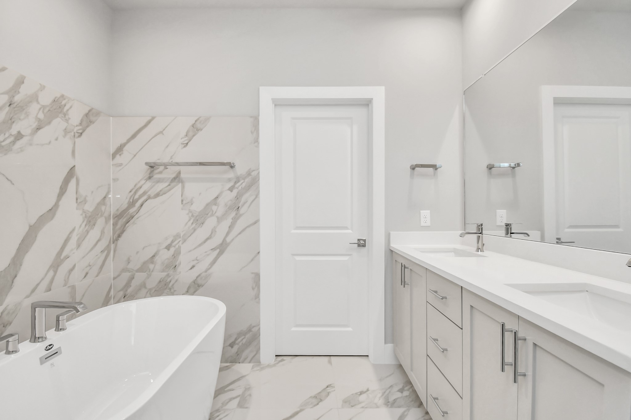 540 Janisch Road, Unit C Houston, TX 77018 - Photo 23 of 49 Primary Bathroom with shower and tub