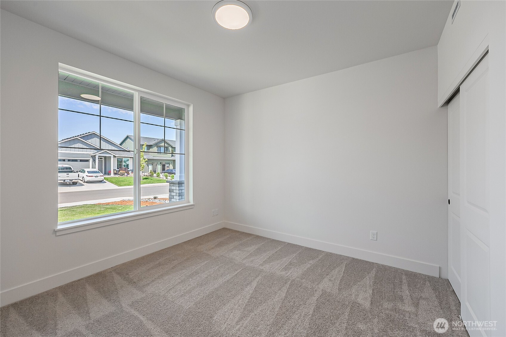 402 Pagget Avenue Winlock, WA 98596 - Photo 15 of 36 an empty room with windows