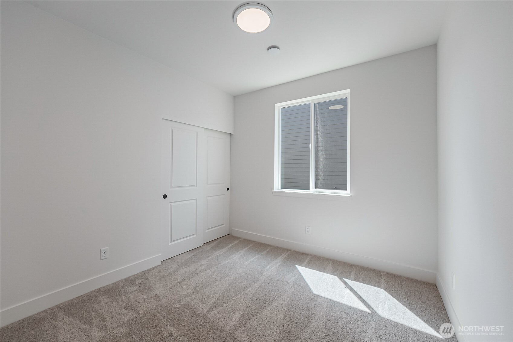 402 Pagget Avenue Winlock, WA 98596 - Photo 22 of 36 an empty room with a window