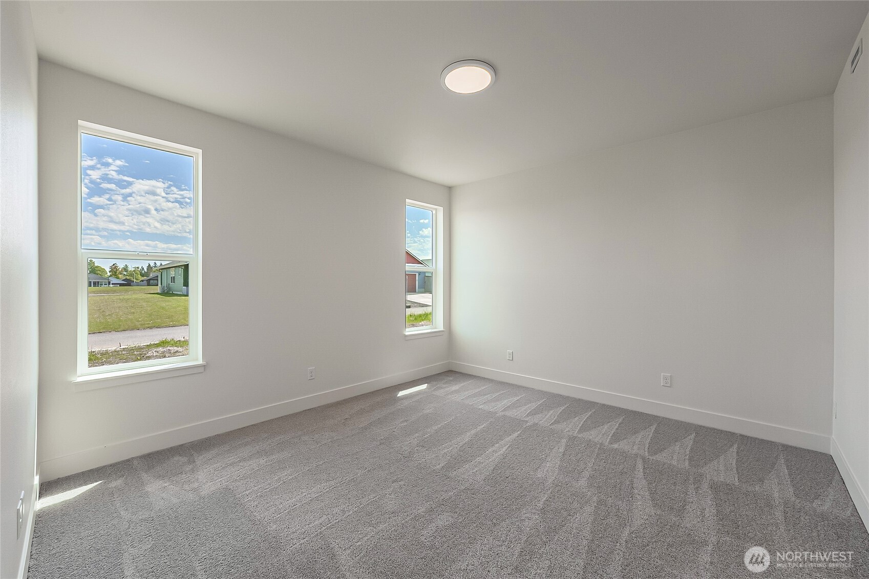 402 Pagget Avenue Winlock, WA 98596 - Photo 24 of 36 an empty room with windows
