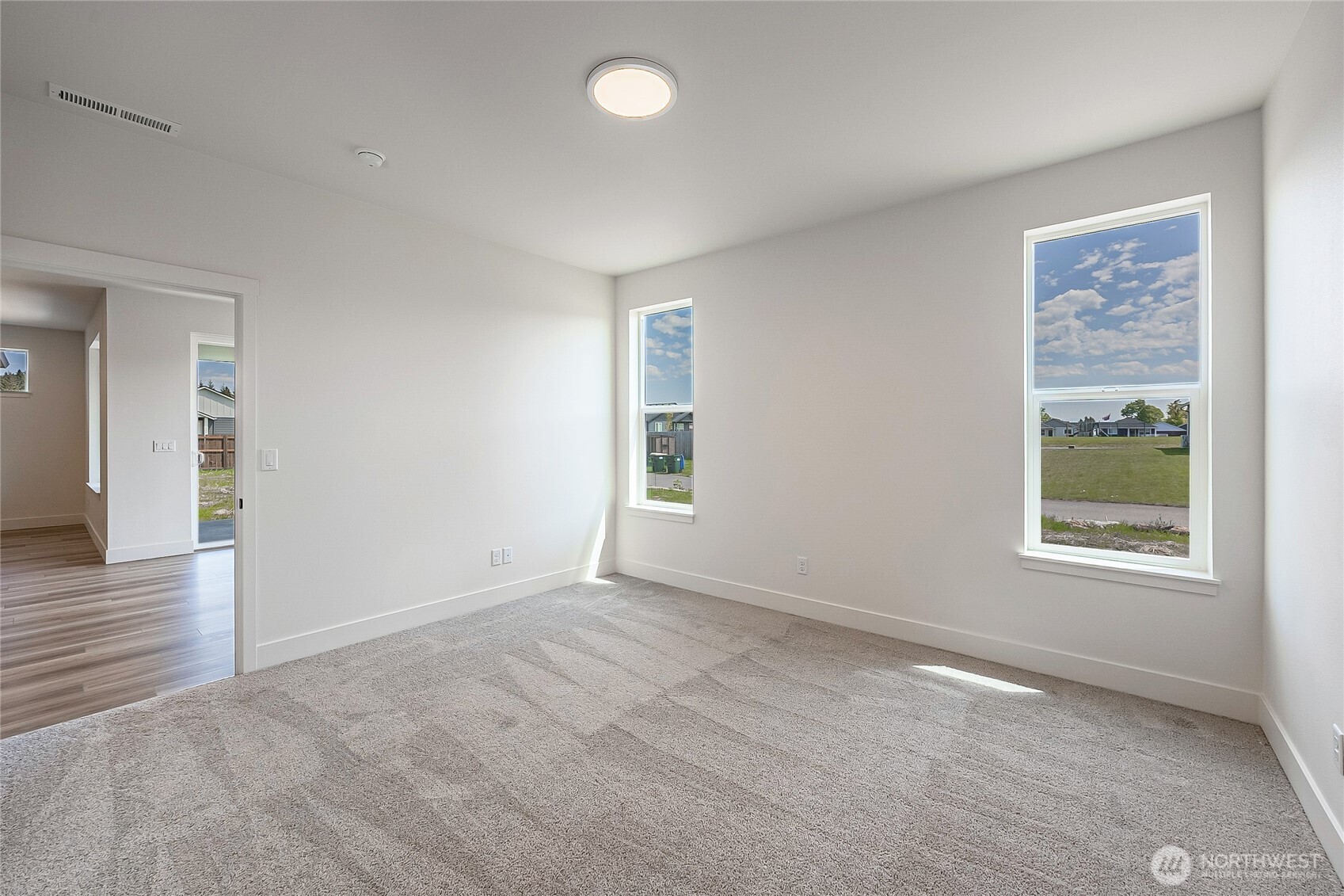 402 Pagget Avenue Winlock, WA 98596 - Photo 27 of 36 an empty room with windows and closet