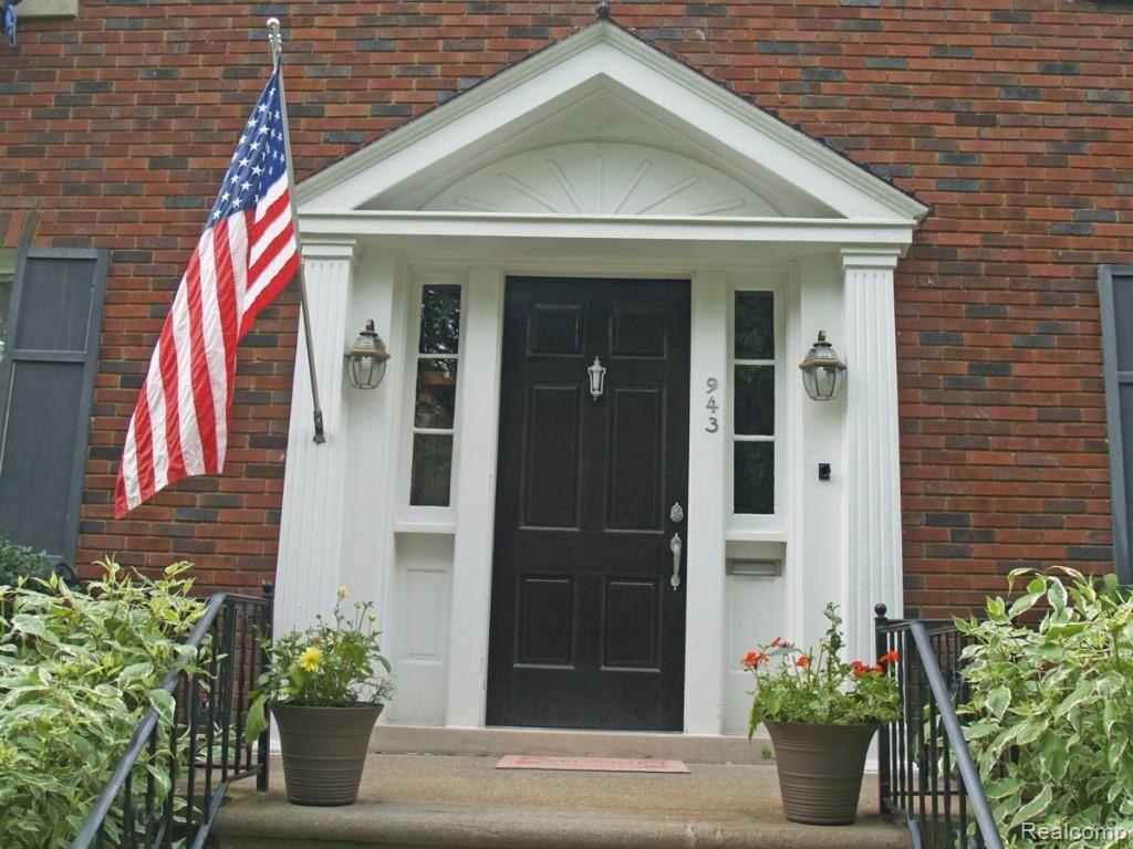 943 Lincoln Road Grosse Pointe, MI 48230 - Photo 1 of 21 943 L frt door.jpg